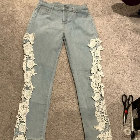 Jeans With White Lace Detail - Picture 1 of 12